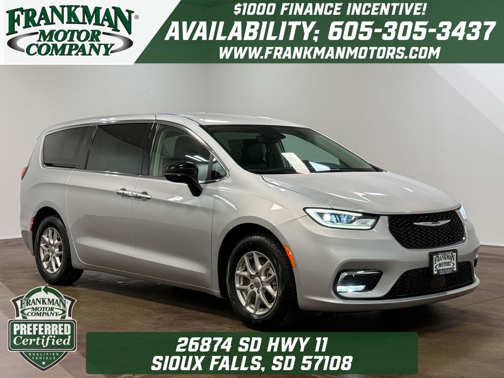 2024 Chrysler Pacifica Touring L's photo