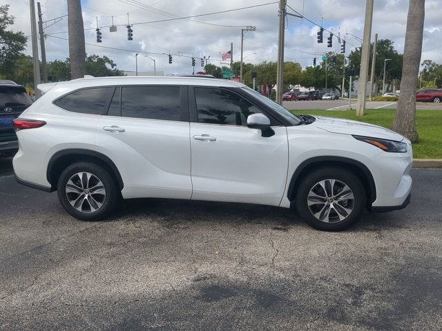 2023 Toyota Highlander XLE photo 2