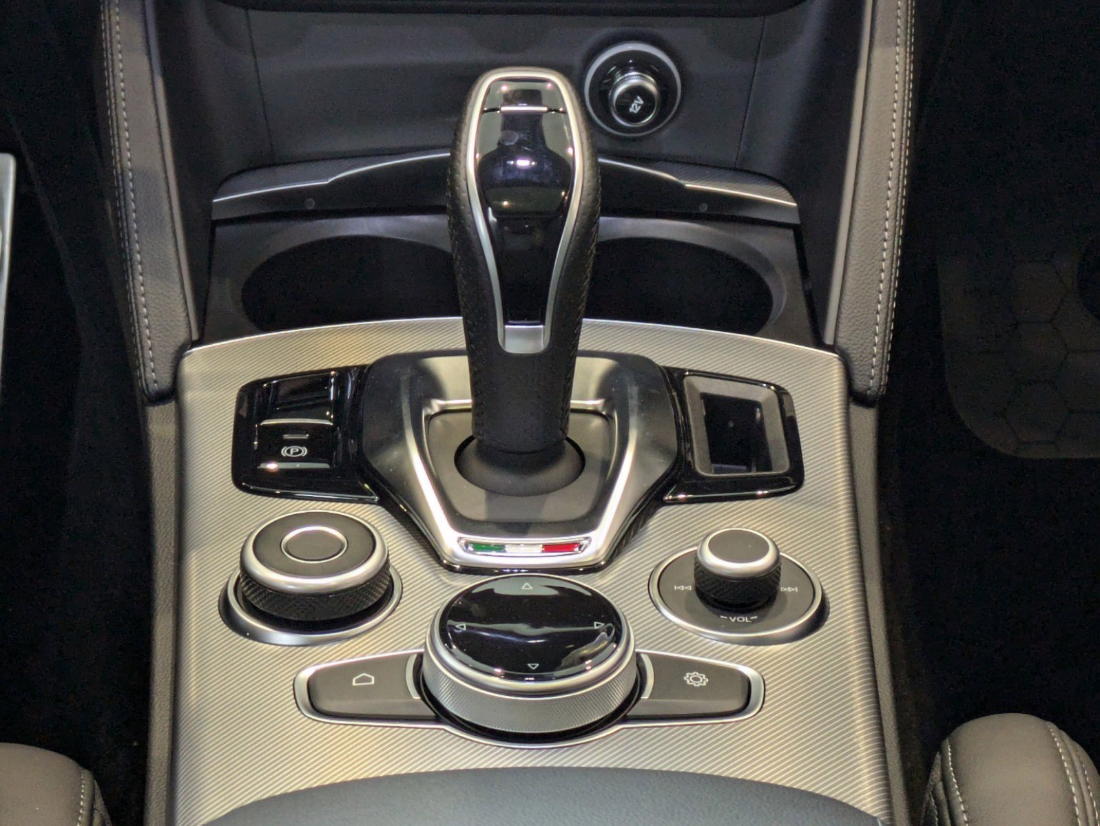 2025 Alfa Romeo Stelvio Sprint Base photo 17