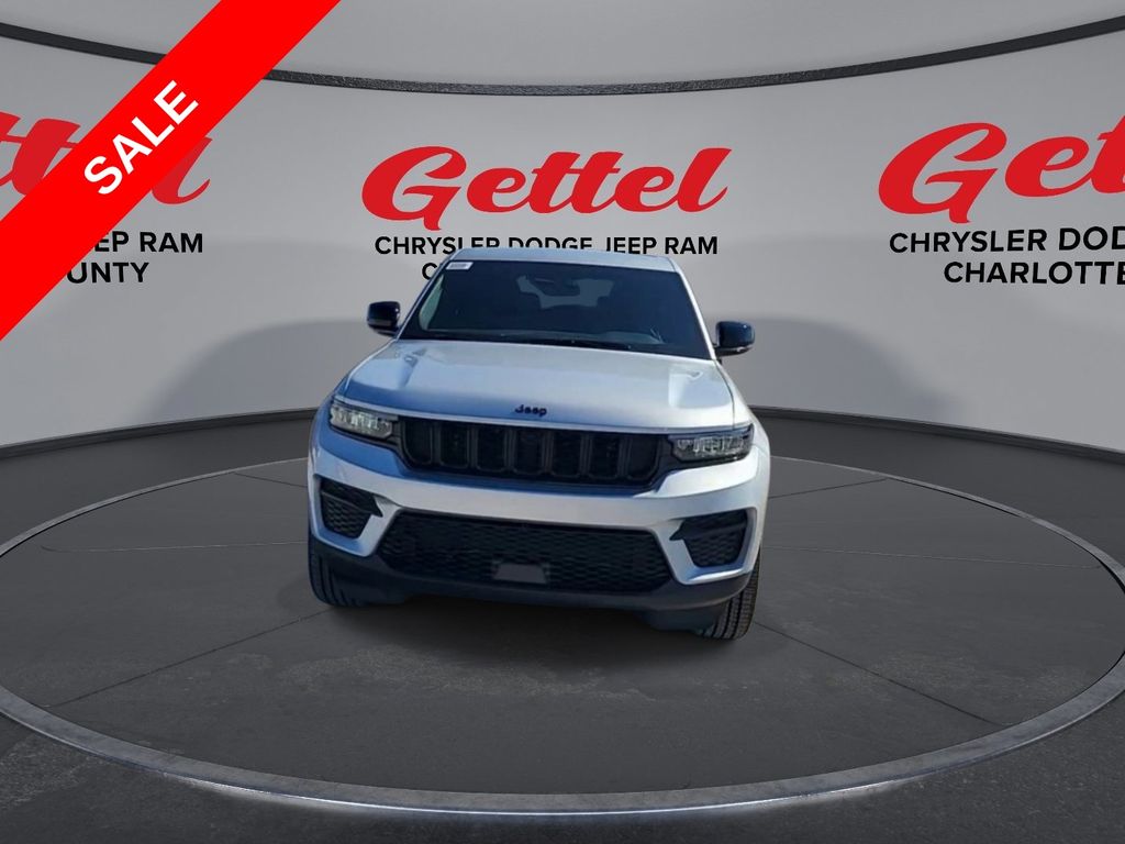 2025 Jeep Grand Cherokee Laredo Altitude photo 3