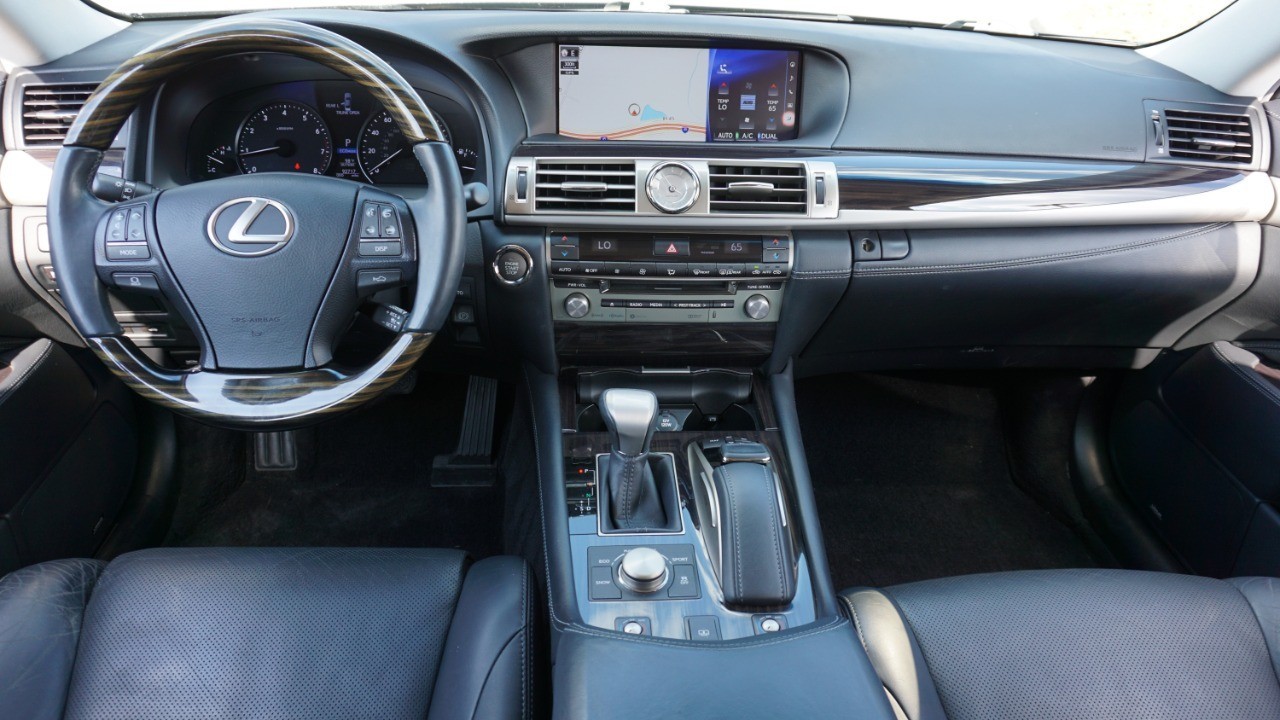 2017 Lexus LS 460 photo 25