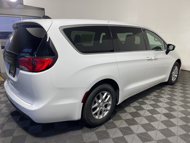 2025 Chrysler Voyager LX photo 6