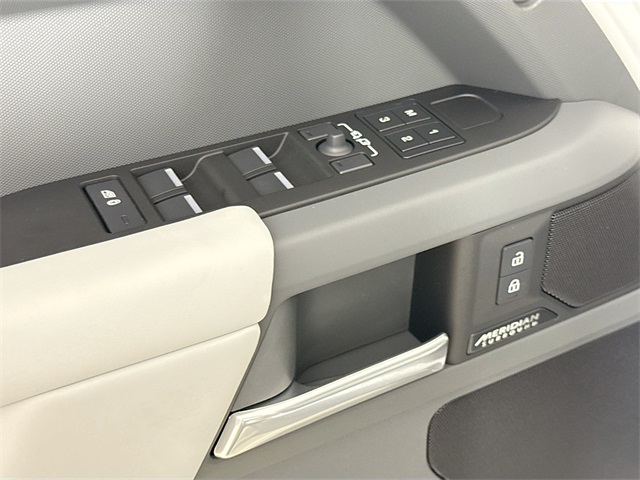 2025 Land Rover Defender 110 X-Dynamic SE photo 15