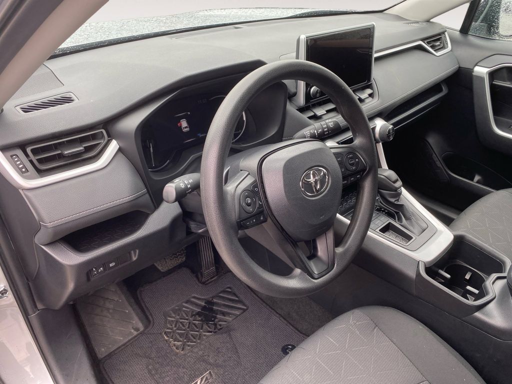 2024 Toyota RAV4 XLE photo 15