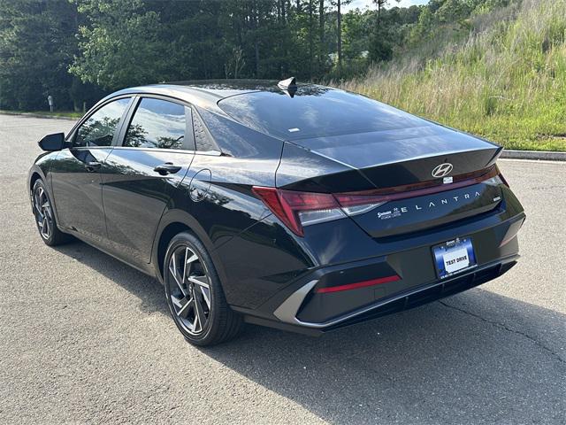 2025 Hyundai Elantra Hybrid Limited photo 3
