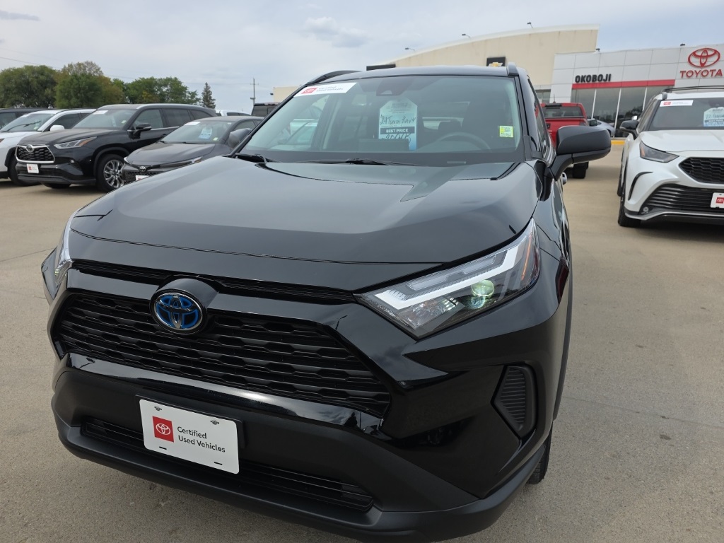 2024 Toyota RAV4 LE's photo