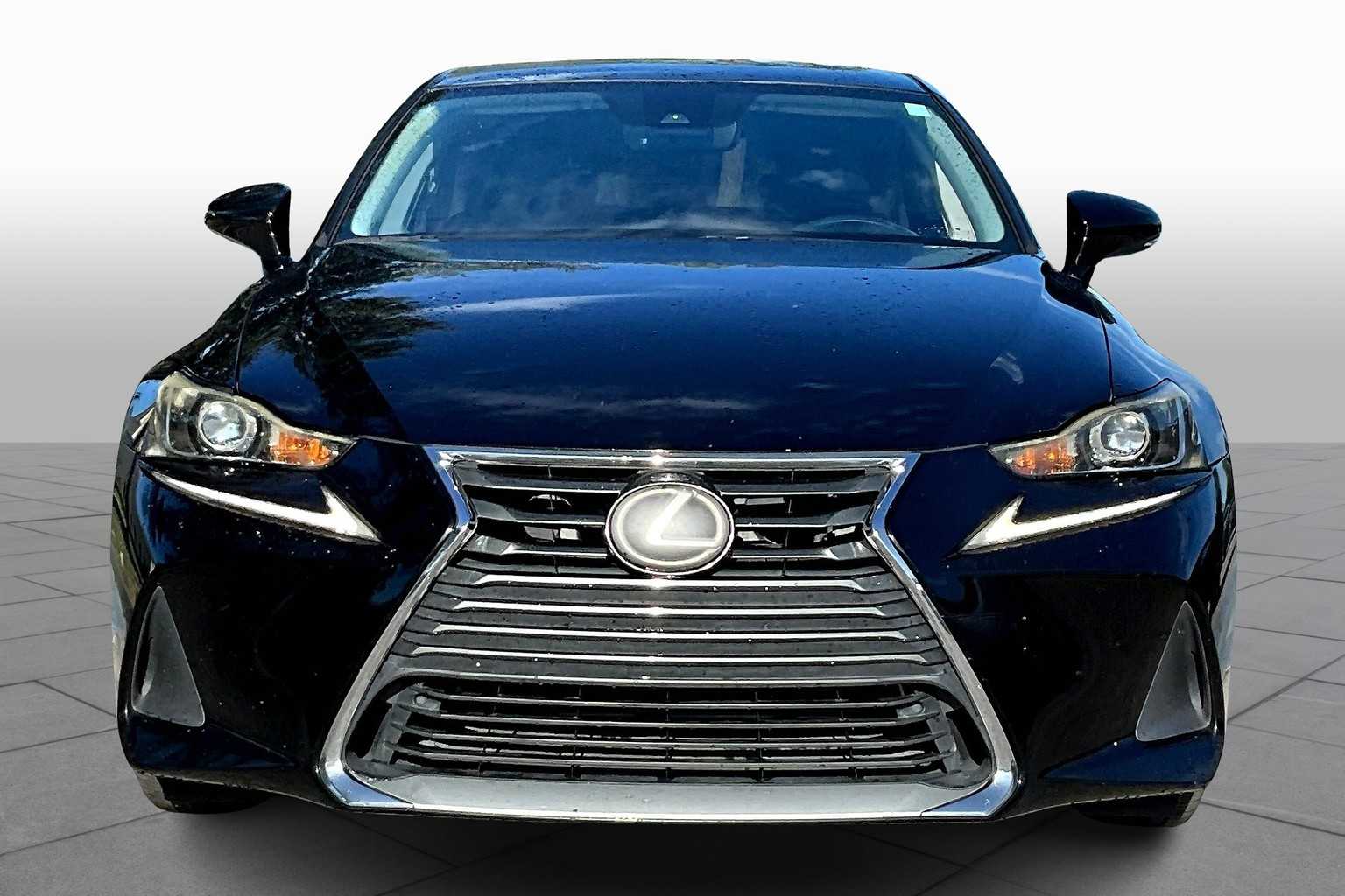 2017 Lexus IS 200t photo 3