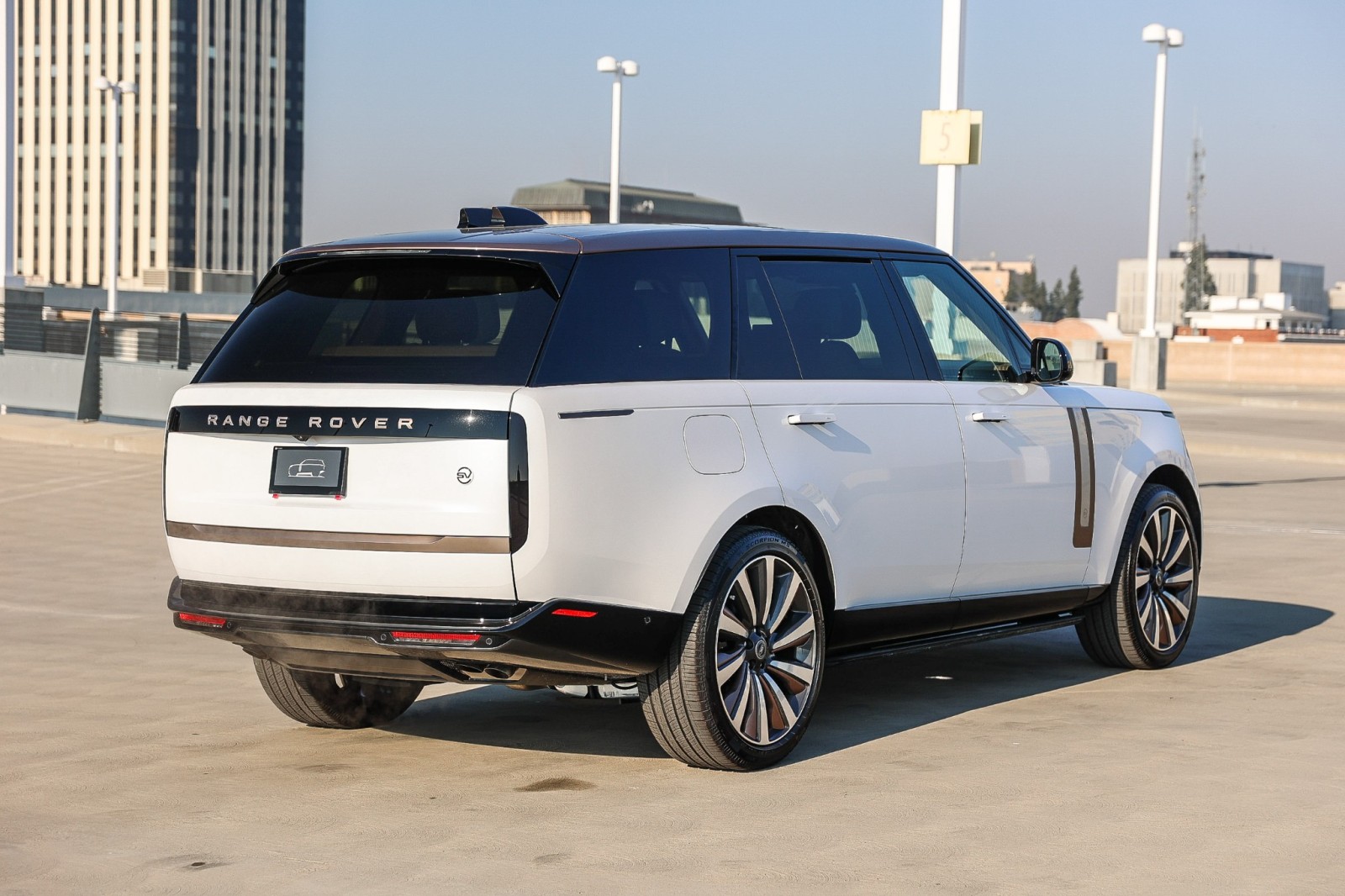2025 Land Rover Range Rover SV photo 4