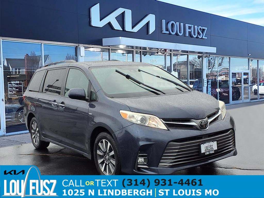 2019 Toyota Sienna XLE's photo