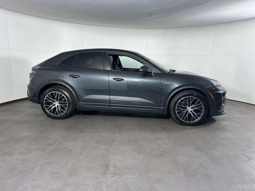 2025 Porsche Macan Electric 4 photo 3