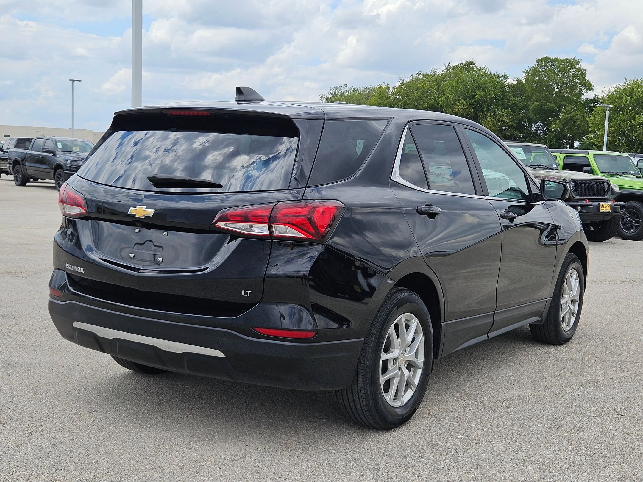 2023 Chevrolet Equinox LT photo 2