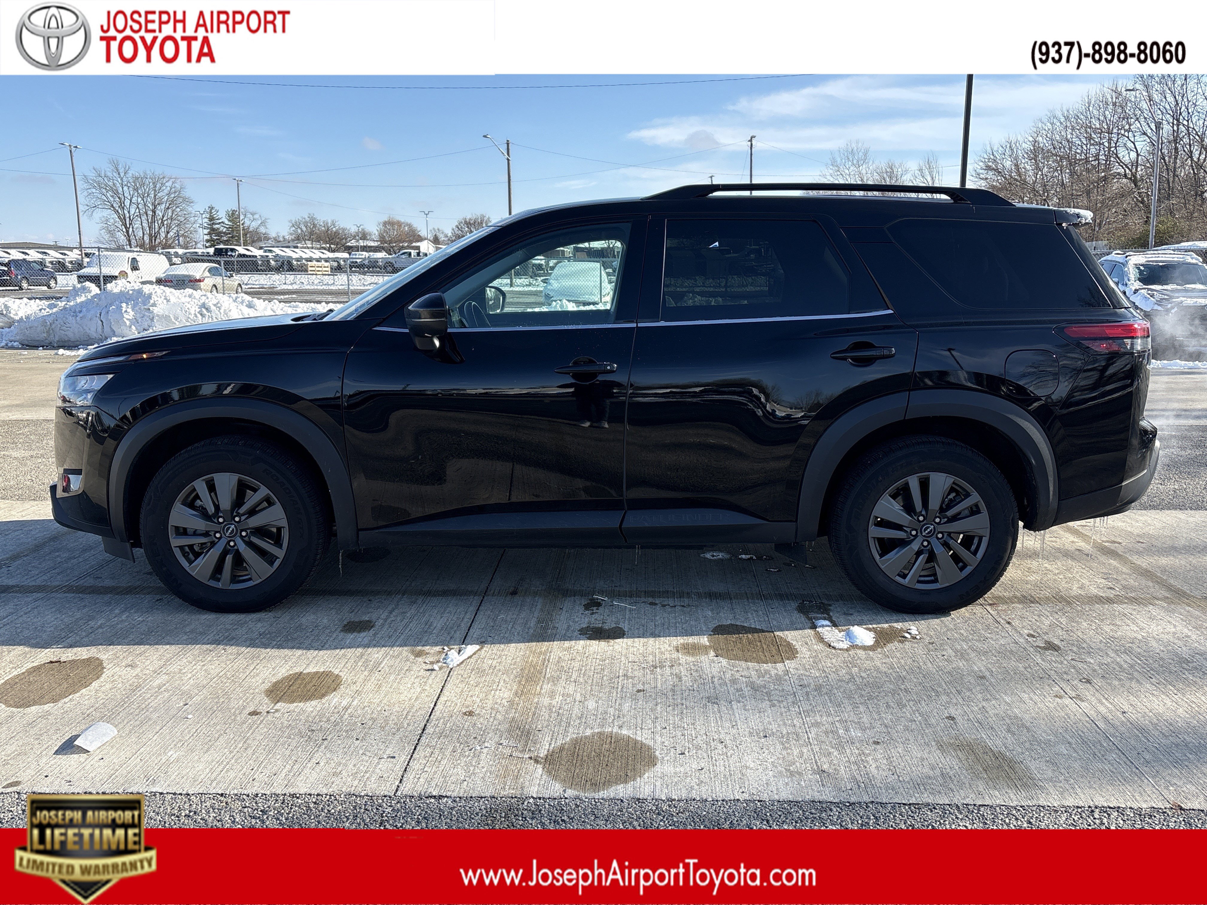 2024 Nissan Pathfinder SV's photo