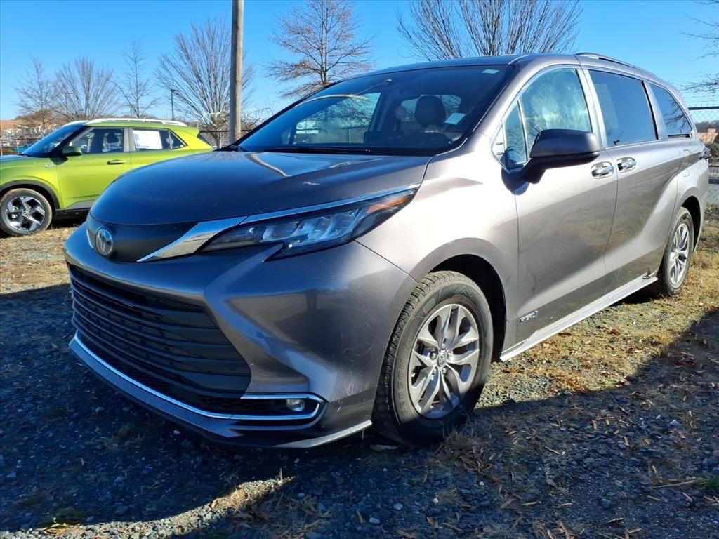 2021 Toyota Sienna XLE's photo