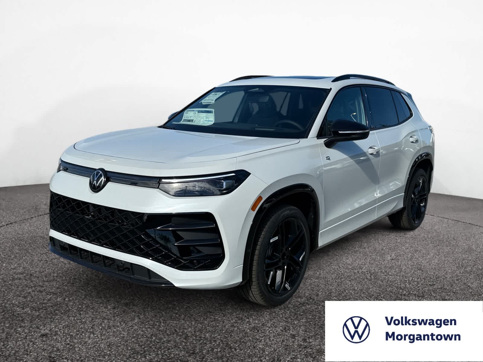 2025 Volkswagen Tiguan SE R-LINE BLACK's photo