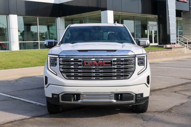 Used 2022 White Frost Tricoat GMC Denali image 2