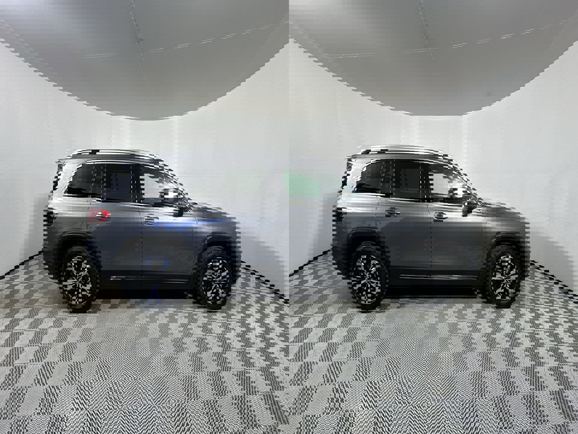 2025 Mercedes Benz GLB 250 4MATIC photo 9