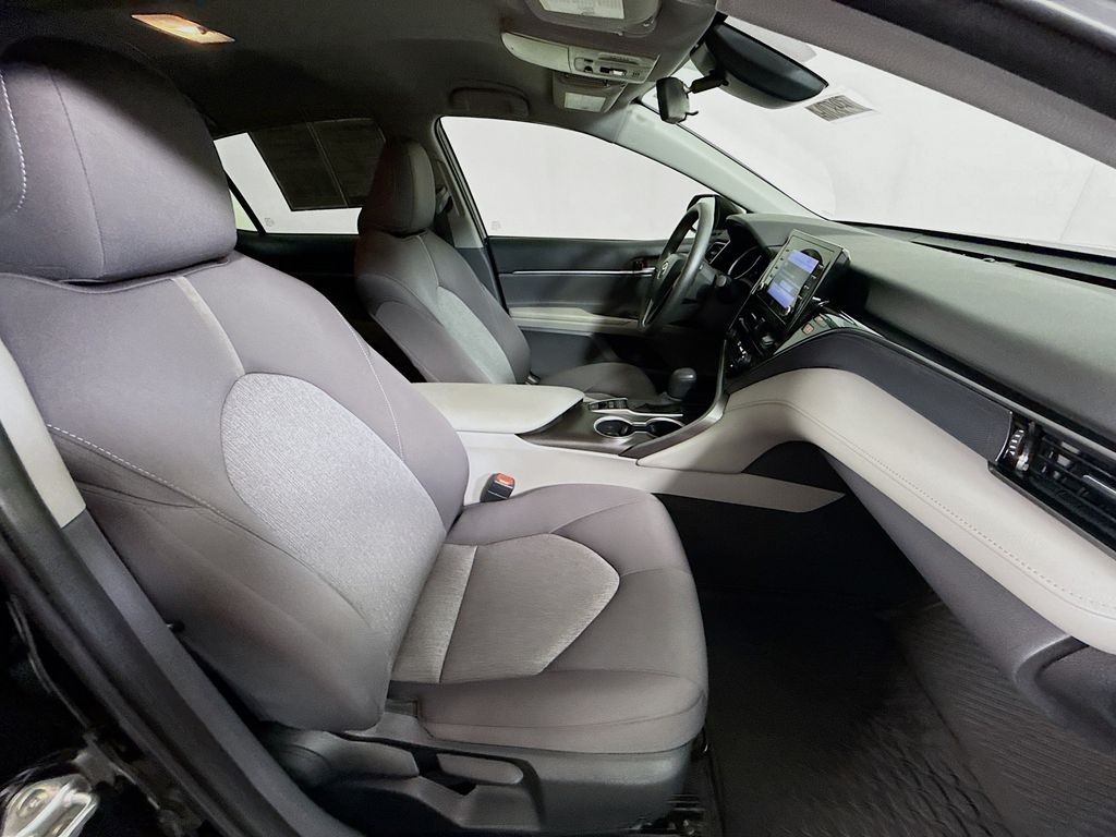 2023 Toyota Camry Hybrid LE photo 26