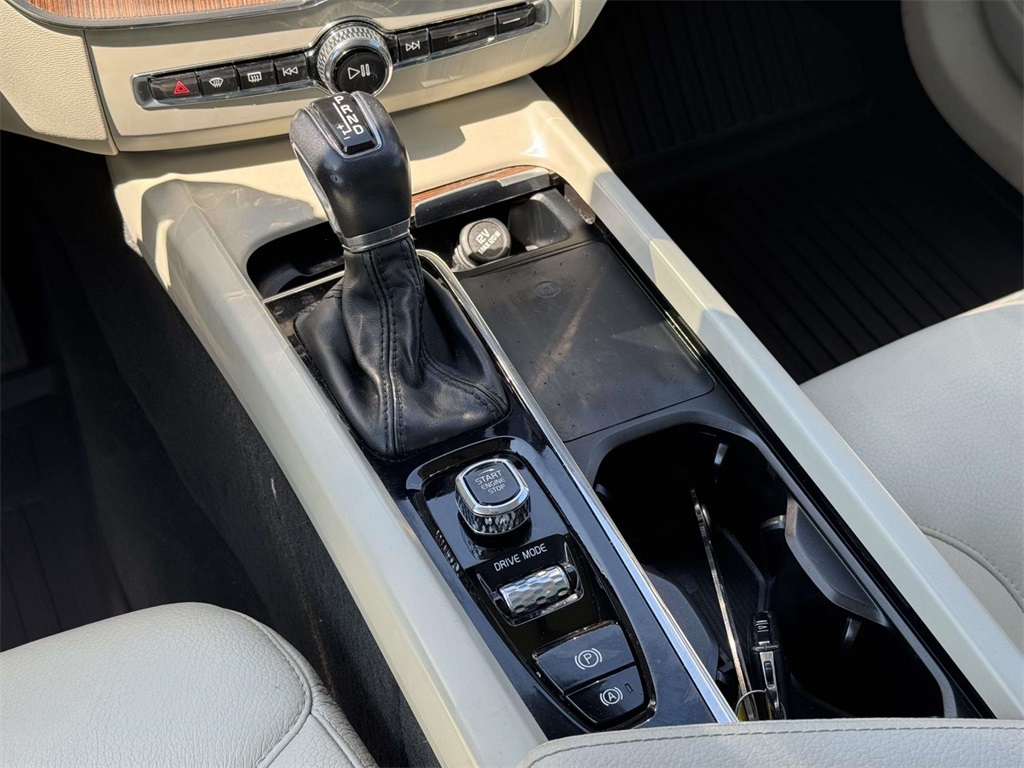 2021 Volvo XC60 T5 Momentum photo 21