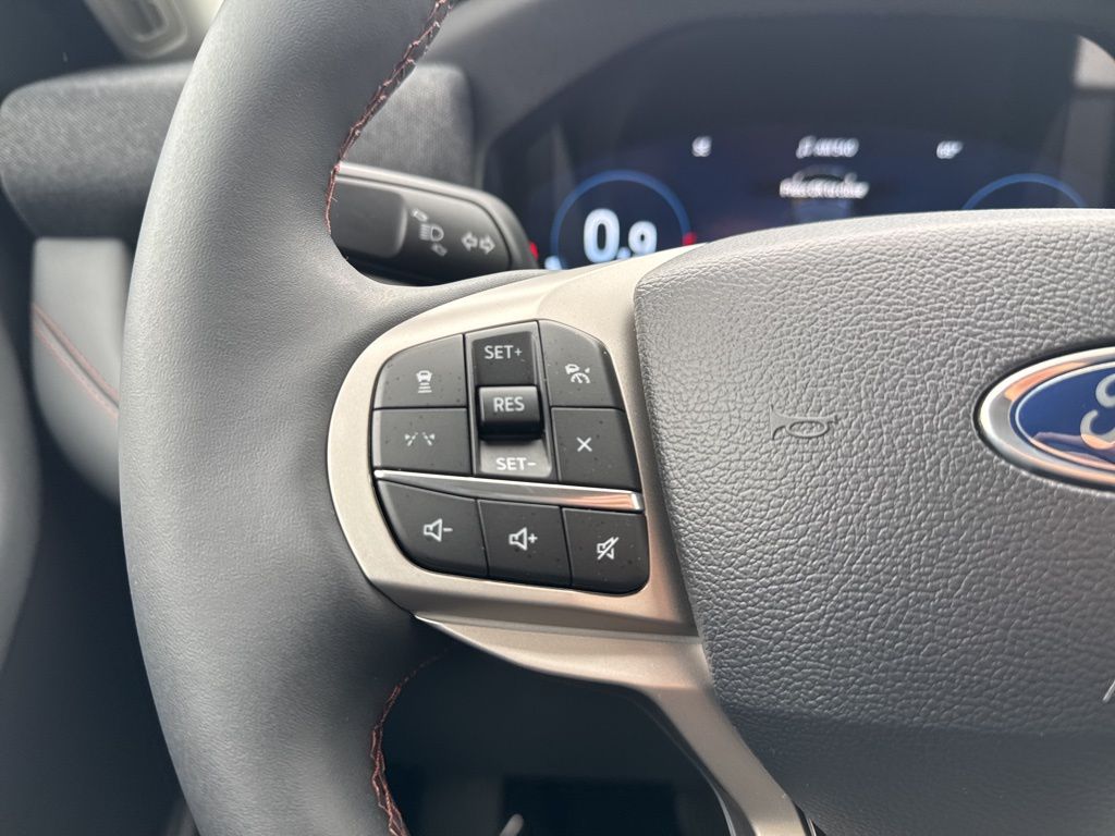 2025 Ford Explorer photo 26