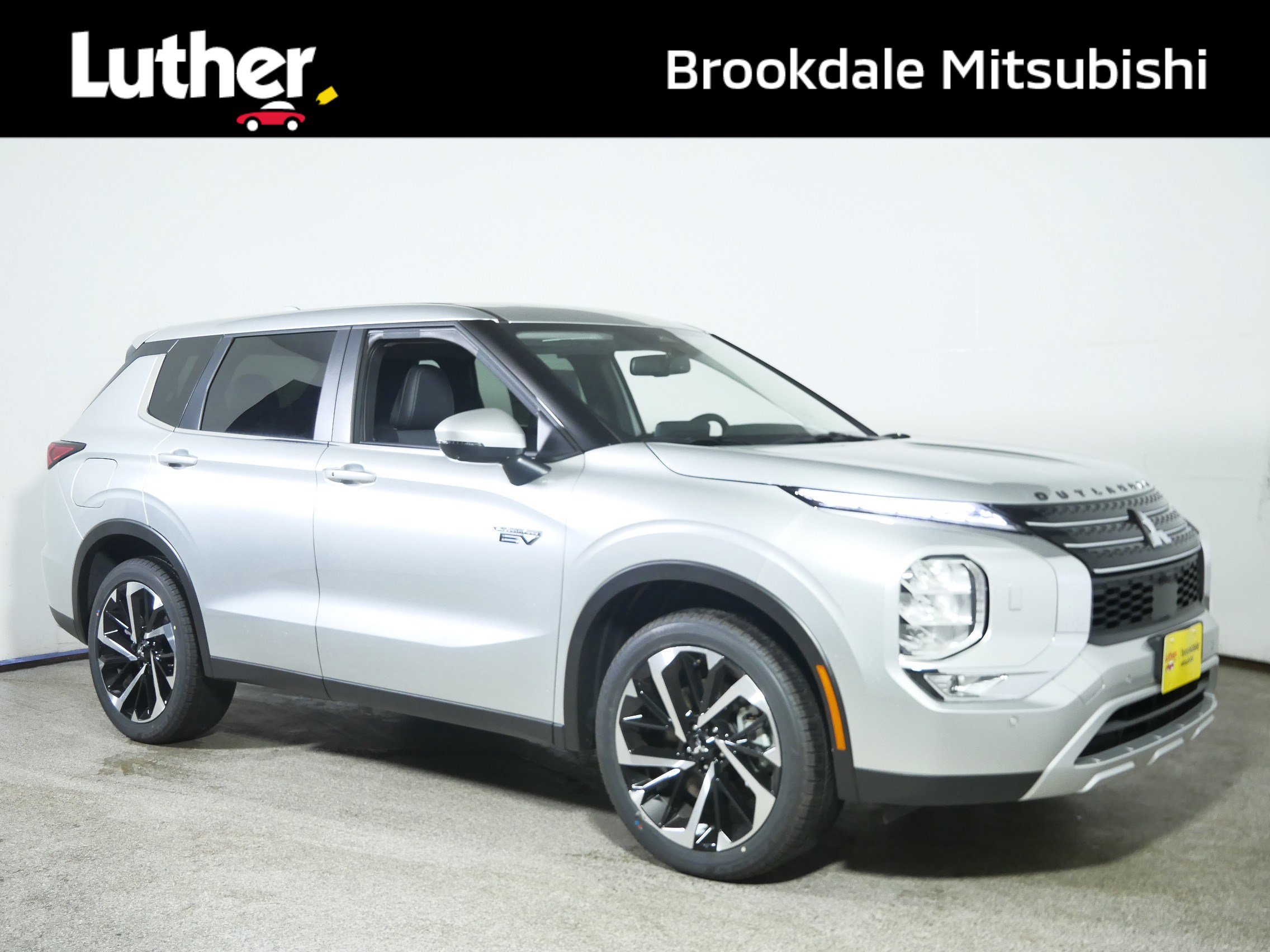 2025 Mitsubishi Outlander Plug-in Hybrid SE's photo