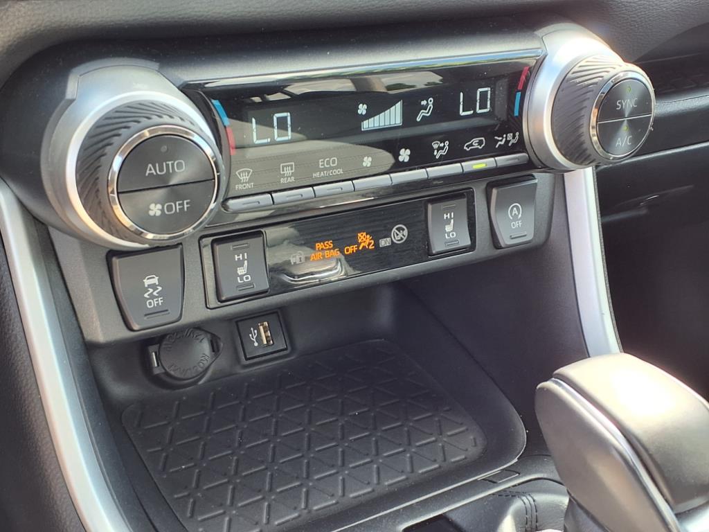2023 Toyota RAV4 XLE Premium photo 8