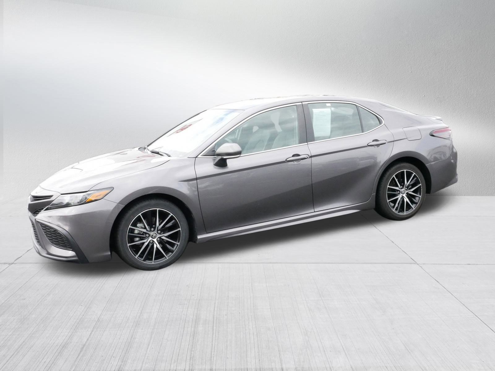 2023 Toyota Camry SE photo 3