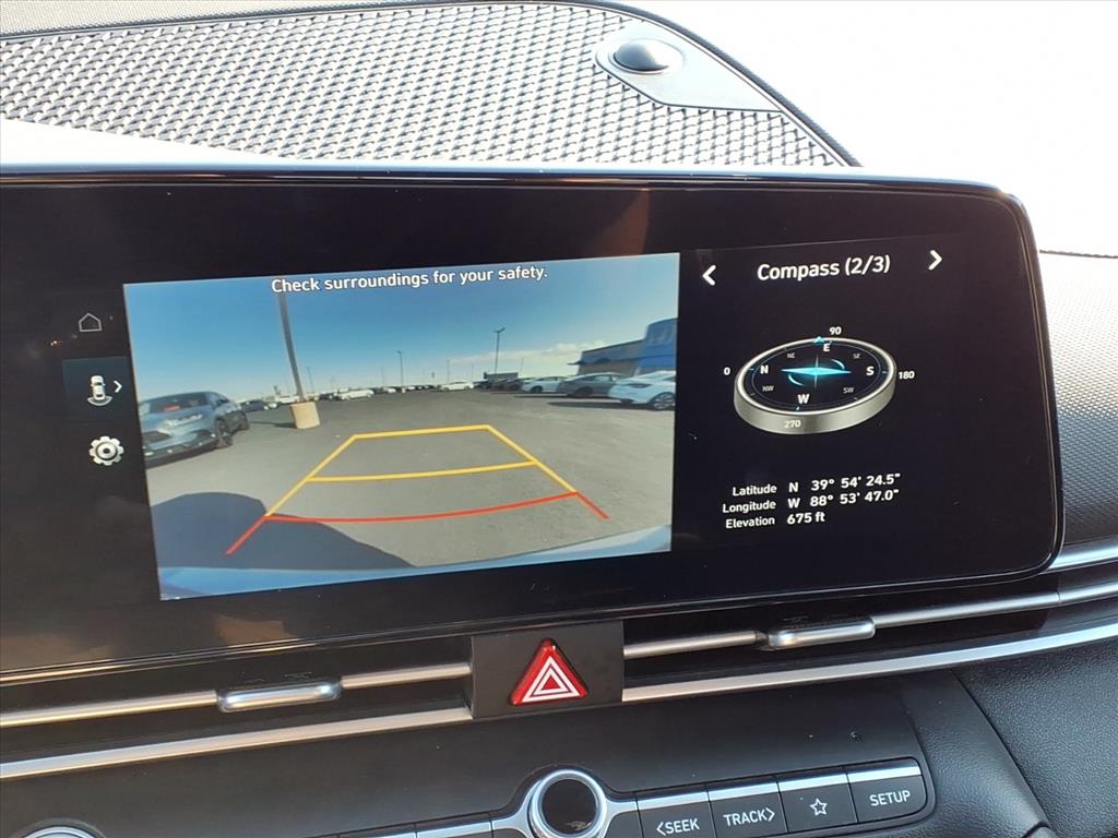 2023 Hyundai Elantra SEL photo 4