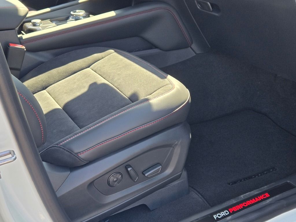 2025 Ford Explorer ST photo 6