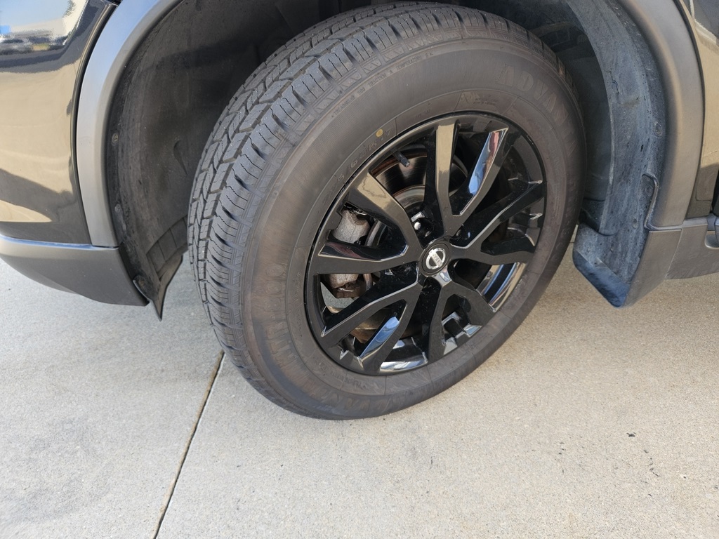 2017 Nissan Rogue SV photo 11