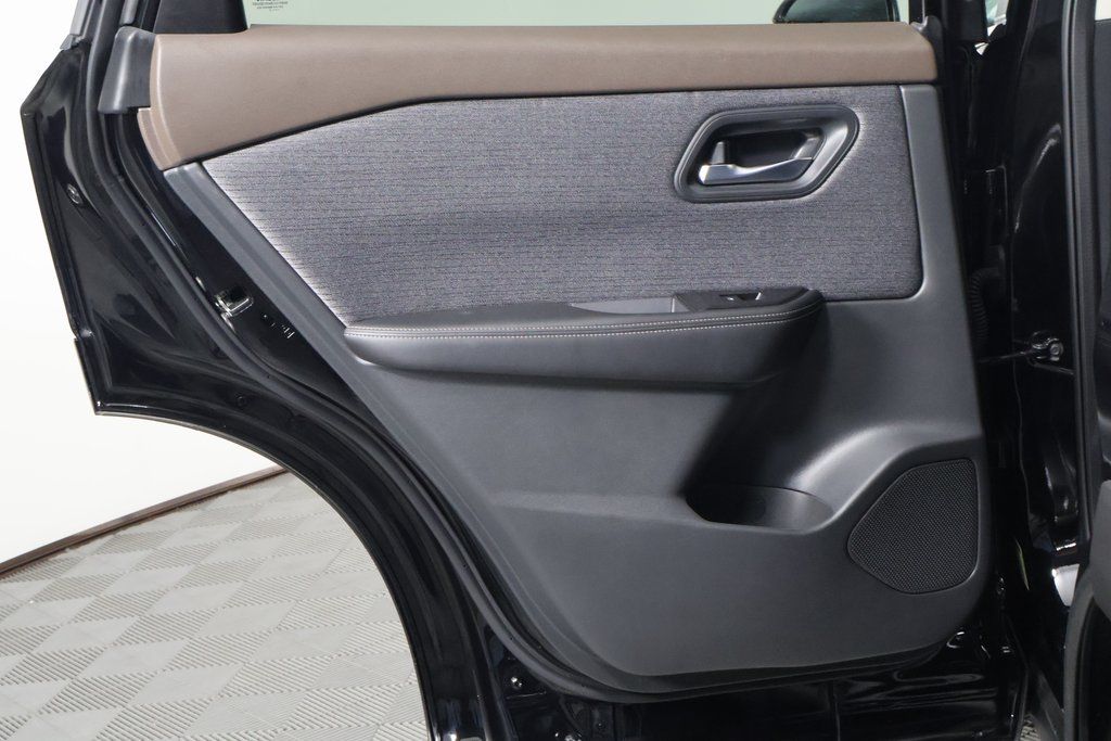 2022 Nissan Rogue SV photo 13