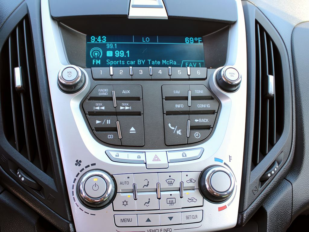 2011 Chevrolet Equinox photo 17