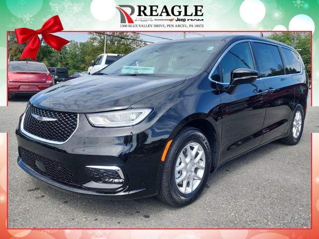2026 Chrysler Pacifica Select's photo