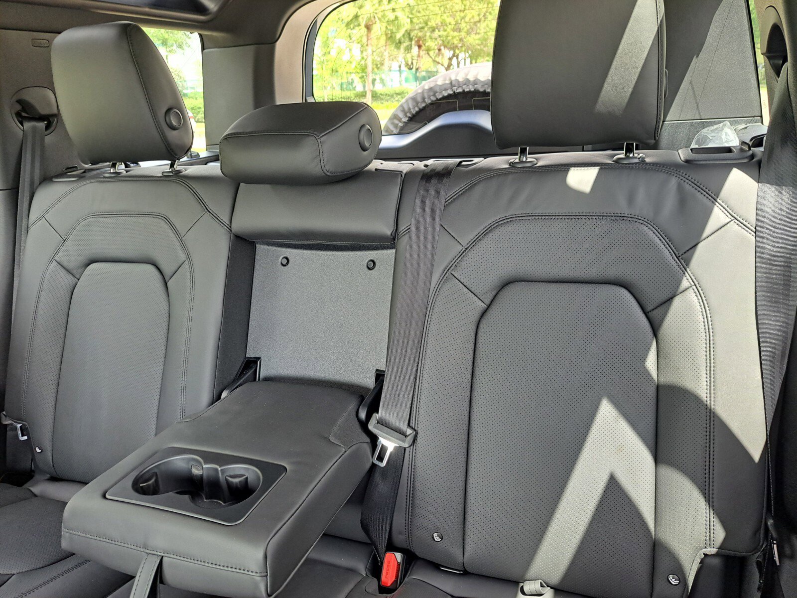 2025 Land Rover Defender 110 S photo 14