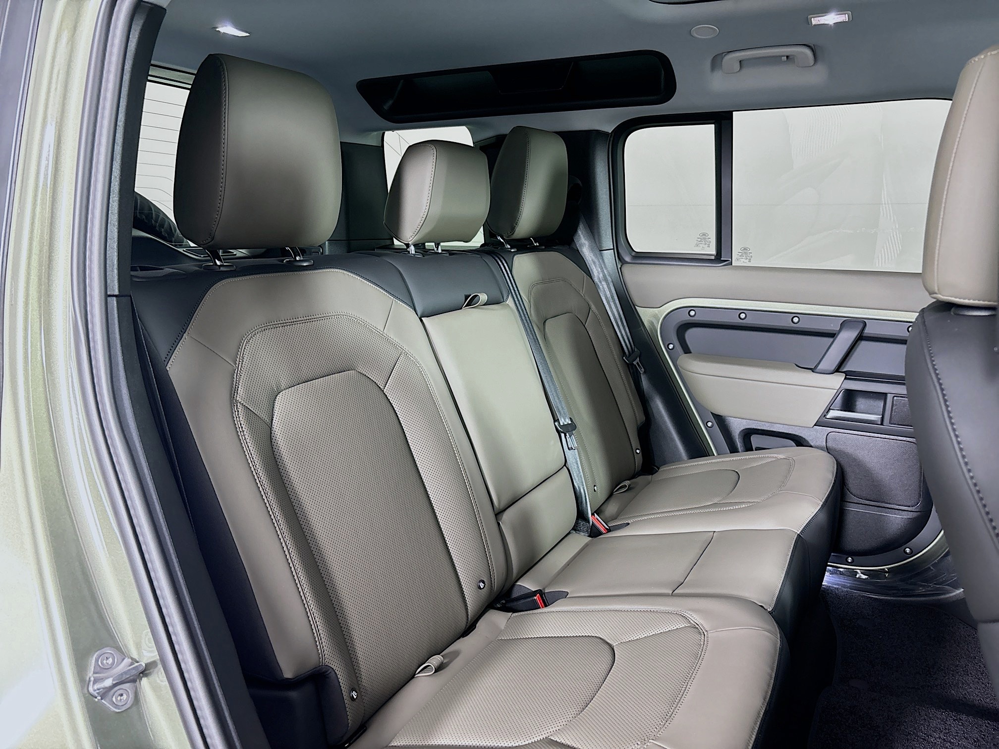 2025 Land Rover Defender 110 S photo 23