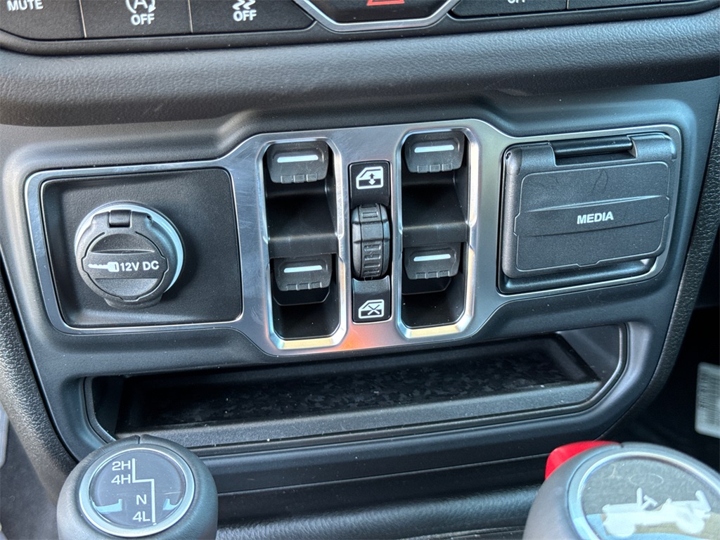 2025 Jeep Wrangler Sahara photo 29