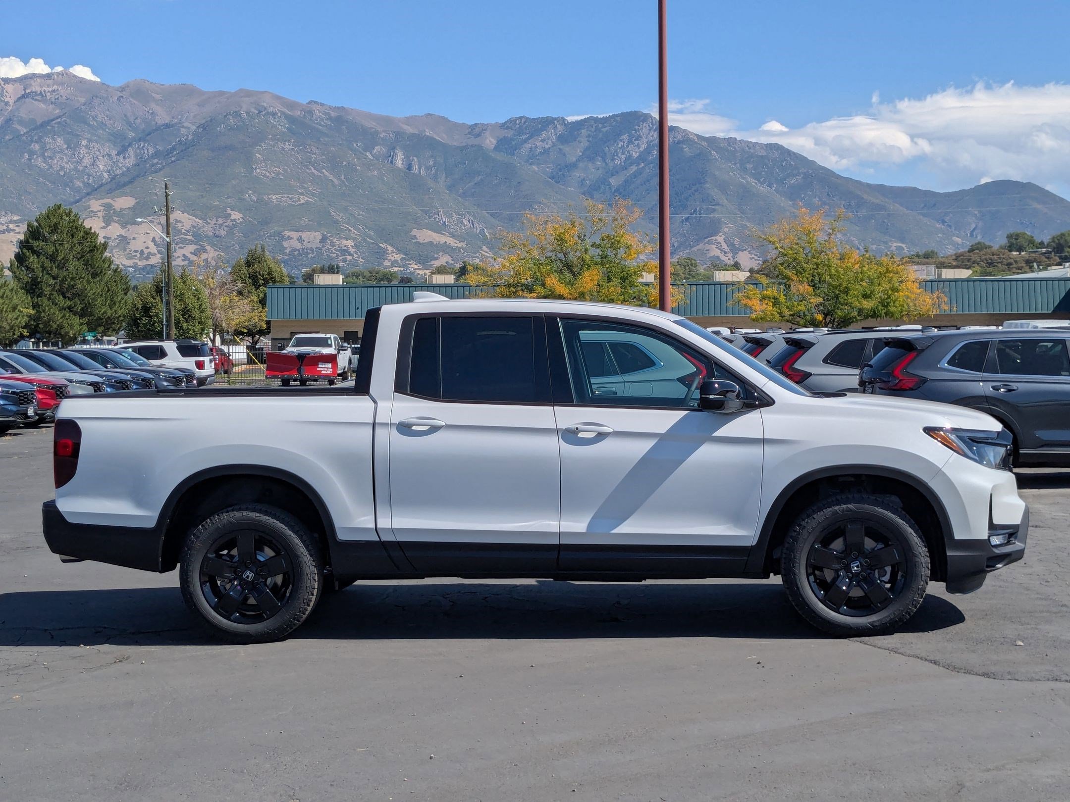2025 Honda Ridgeline Black Edition photo 2