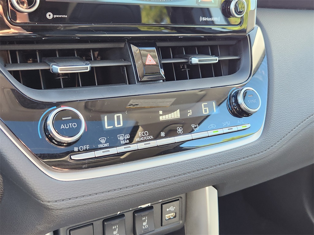 2022 Toyota Corolla Cross XLE photo 24