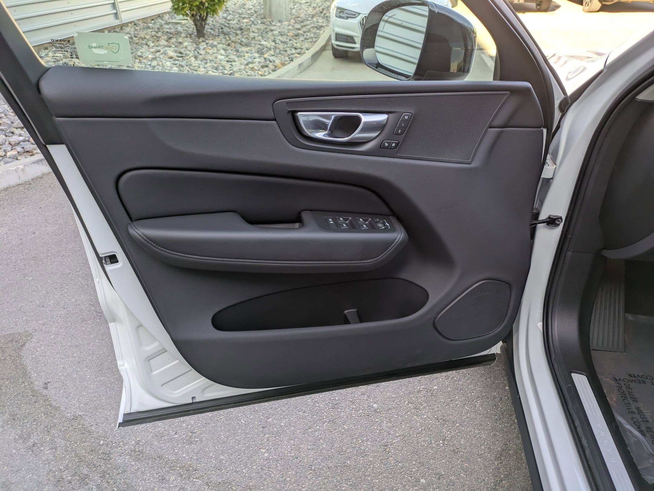 2025 Volvo XC60 Plus photo 11