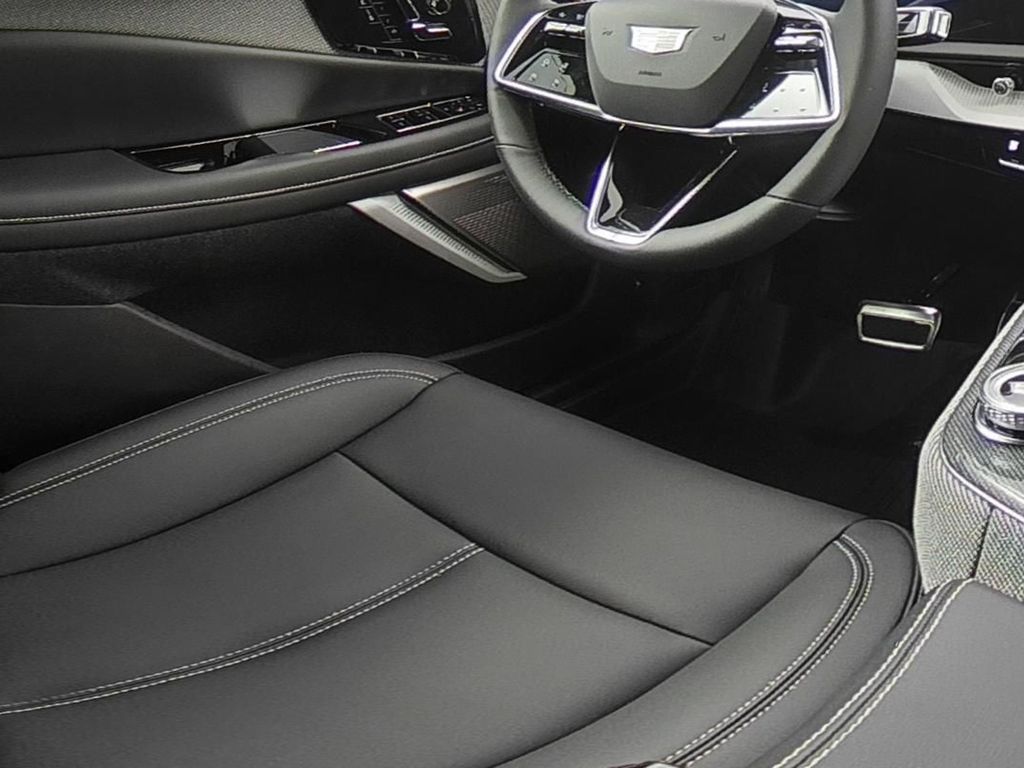 2025 Cadillac Optiq Luxury photo 11