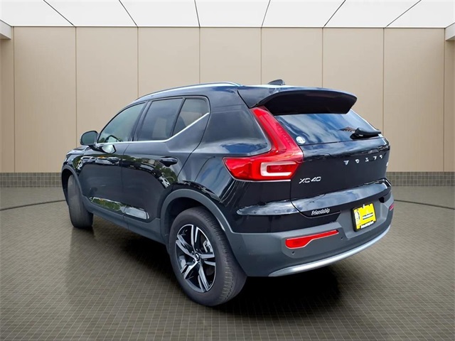 2025 Volvo XC40 Core photo 3