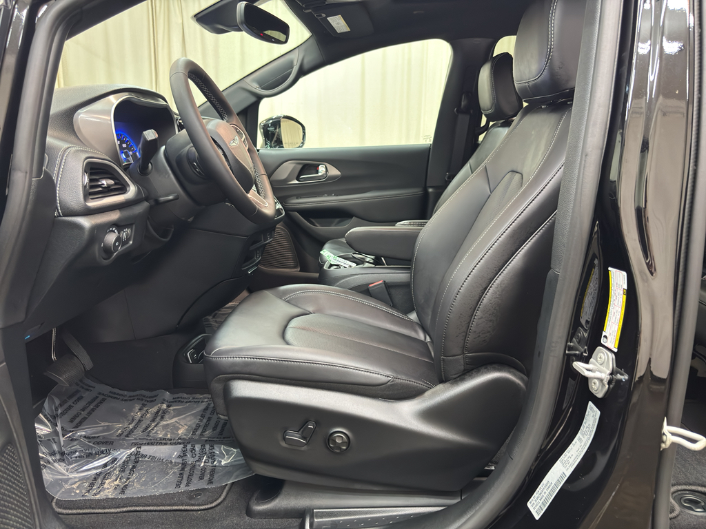 2026 Chrysler Pacifica photo 12
