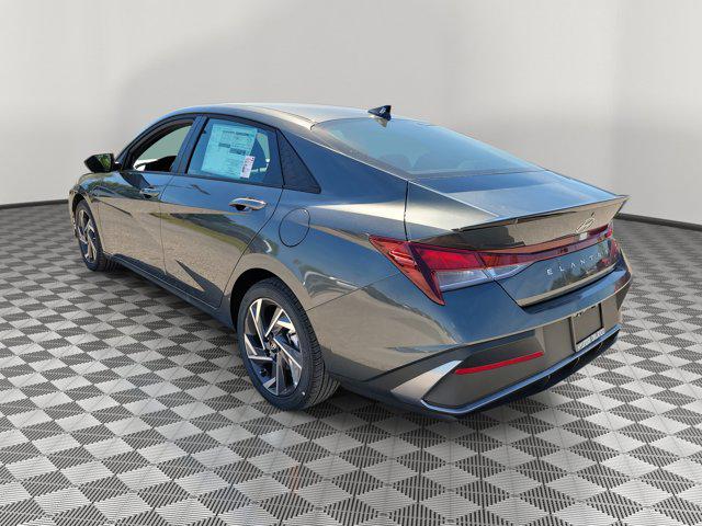 2025 Hyundai Elantra SEL Sport photo 3