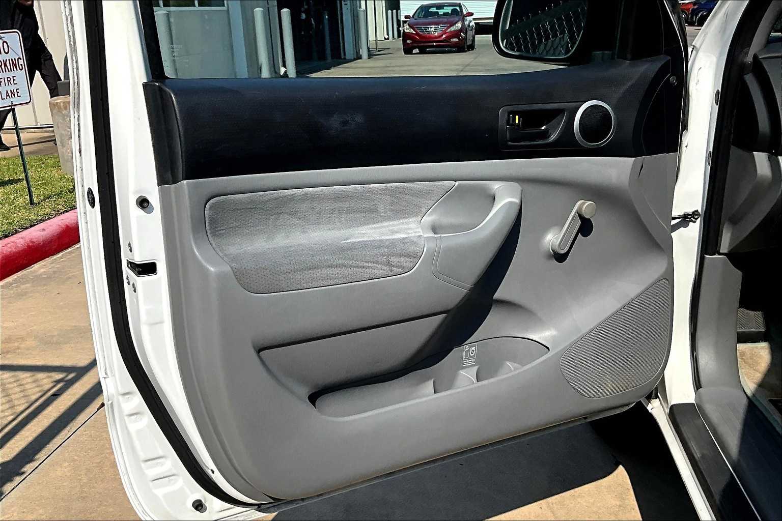 2010 Toyota Tacoma LE photo 16