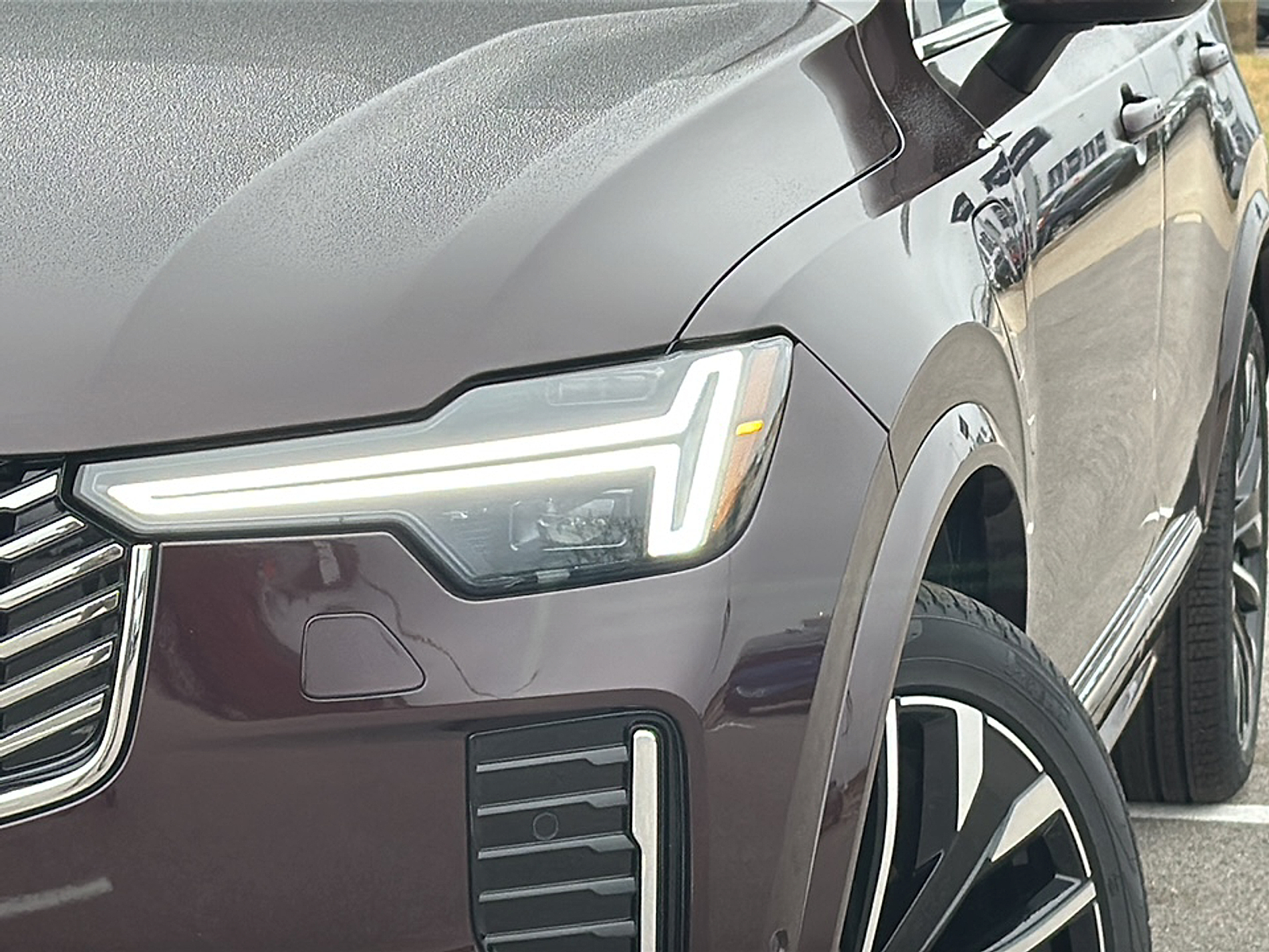 2025 Volvo XC90 T8 AWD photo 2