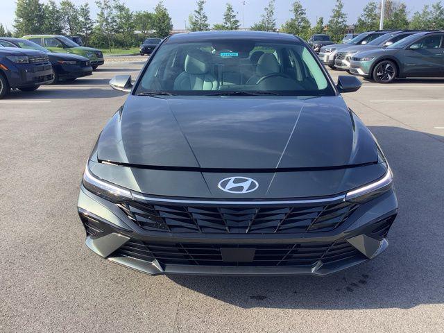 2025 Hyundai Elantra Limited photo 3