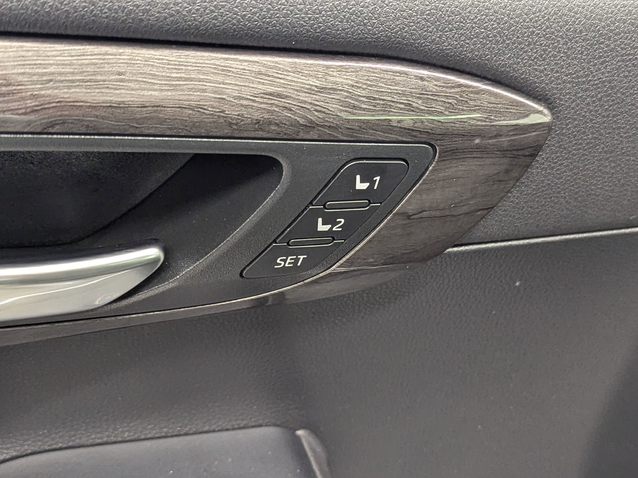 2020 Toyota Highlander Limited photo 17