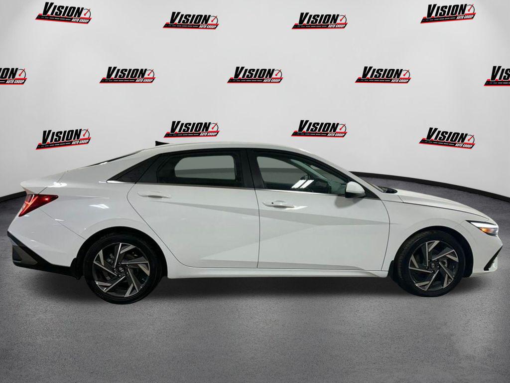 2024 Hyundai Elantra SEL Convenience photo 4