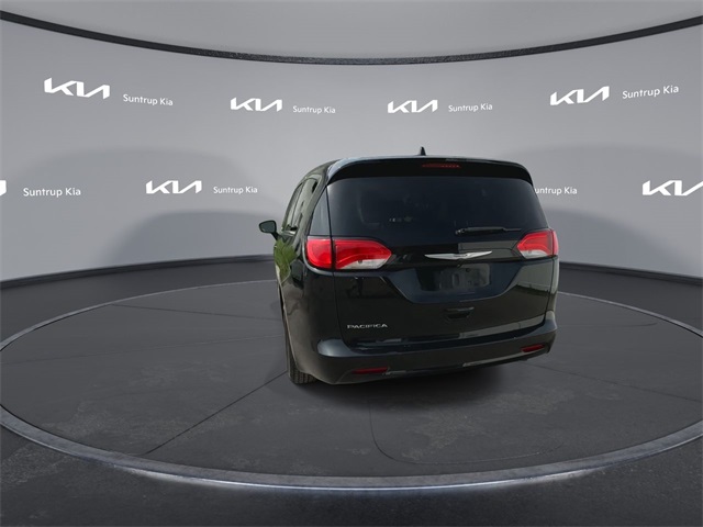 2017 Chrysler Pacifica LX photo 14