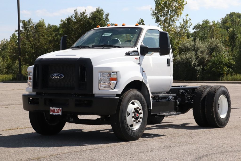 2025 Ford F-750 SuperCab photo 2