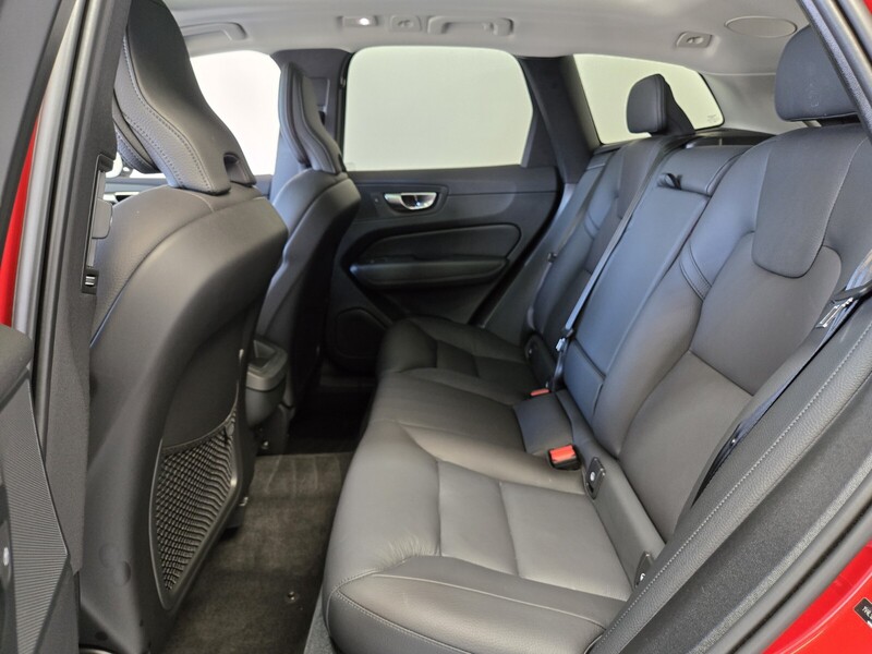 2024 Volvo XC60 B5 Plus photo 10